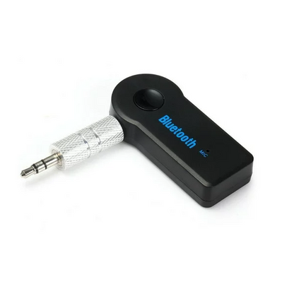 Bluetooth AUX adapter u crnoj boji za upotrebu sa audio opremom.