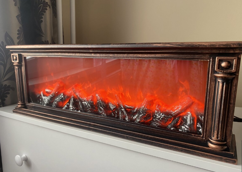 LED kamin prikazuje svetlosni efekat plamena bez stvarne vatre.