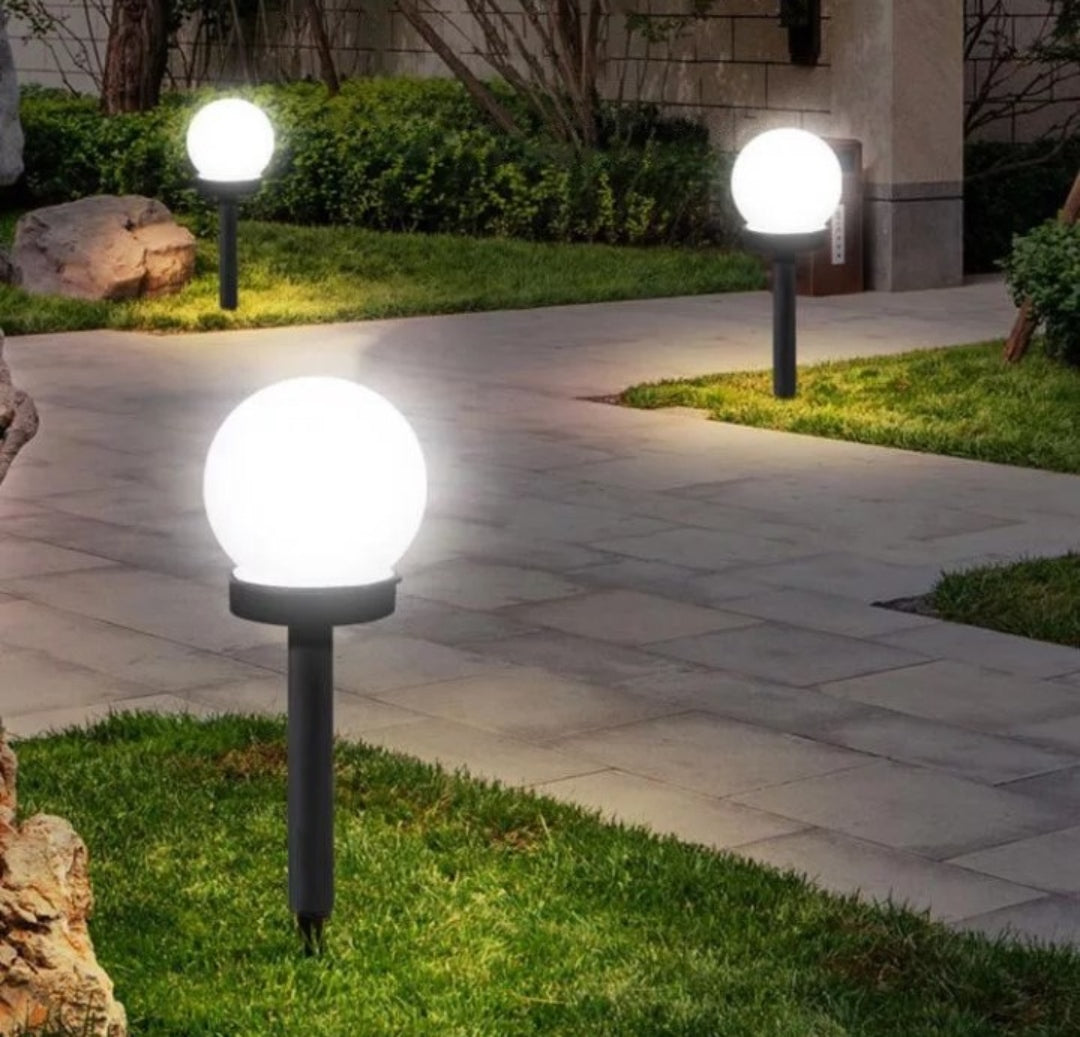 Solarna lampa namenjena za osvetljenje bašte ili dvorišta.