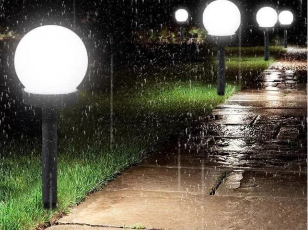 Spoljašnja lampa na solarni pogon koja emituje čisto belo svetlo.