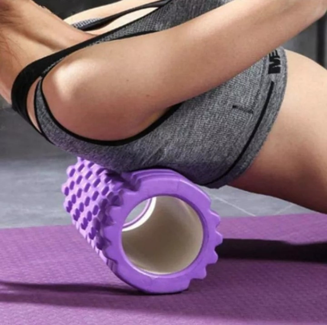 Valjak za masažu PRODAVANI prikazan kao fitnes rekvizit.
