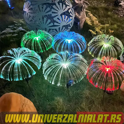 Solarna baštenska lampa oblikovana poput meduze.