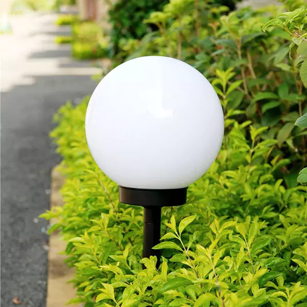 LED baštenske svetiljke na solarni pogon emituju hladnobelo svetlo.