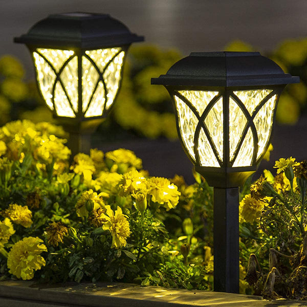 Solarne lampe namenjene postavljanju uz baštenske staze.