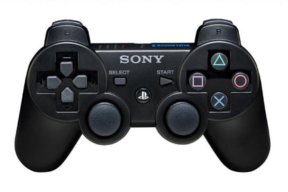 Prikazan je kontroler za PlayStation 3 sa četvorosmernim dugmetom i dva analogna štapića.