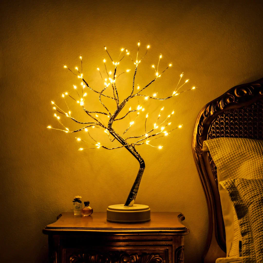Dekorativna lampa oblikovana poput drveta.