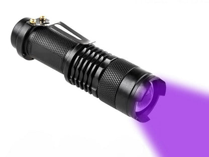 Fotografija prikazuje mini lampu sa UV LED svetlom u crnoj boji.