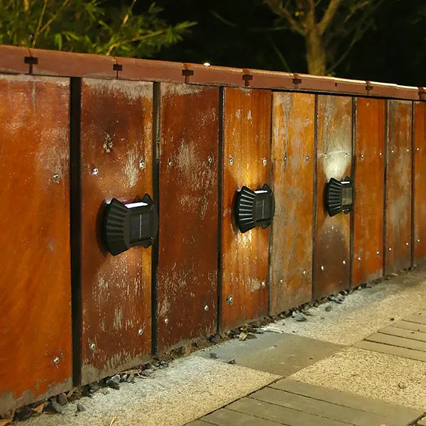 Lampa koja solarnom energijom doprinosi ambijentu dvorišta.