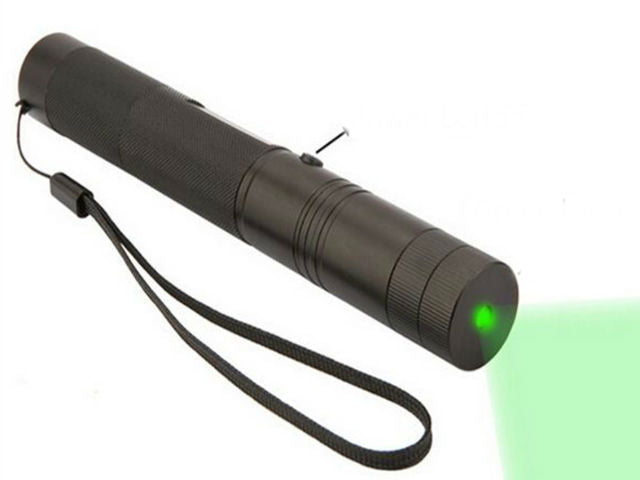 Prenosivi zeleni laser sa navedenim dometom do 5 km.