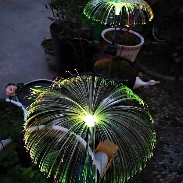 Meduza lampa kao svetlosni ukras za baštu ili terasu.