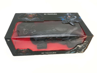 Batmobile igračka crne boje namenjena vožnji na daljinsko upravljanje.