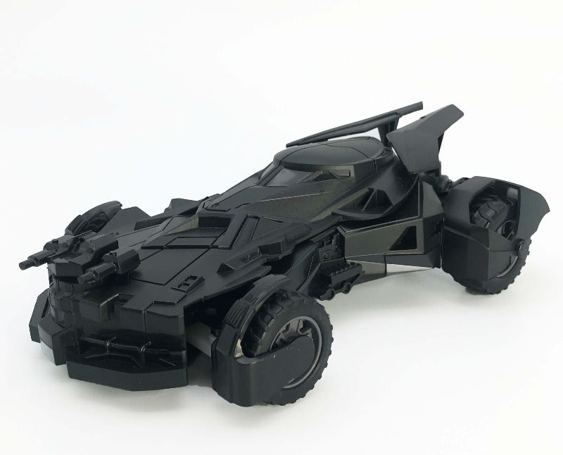 Crni Batmobile je predstavljen kao automobil igračka na daljinsko upravljanje.