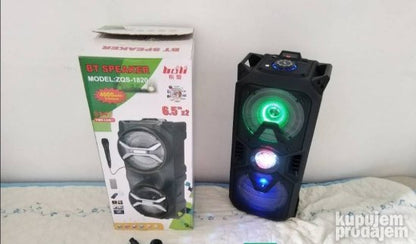 Crni Bluetooth zvučnik sa LED svetlom i disko kuglom u sredini.