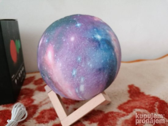 Svetleća planeta na postolju predstavlja motiv ove lampe.