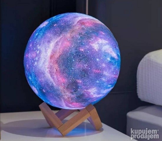 Lampa u obliku planete prikazana je na drvenom postolju.