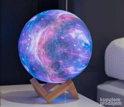 Lampa u obliku planete prikazana je na drvenom postolju.
