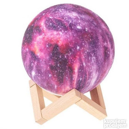 Planeta lampa svetli iznad svog drvenog postolja.