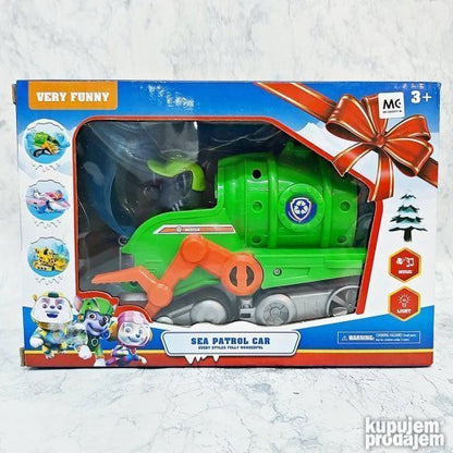 Roki u igrački koja predstavlja zeleni automobil morske patrole.
