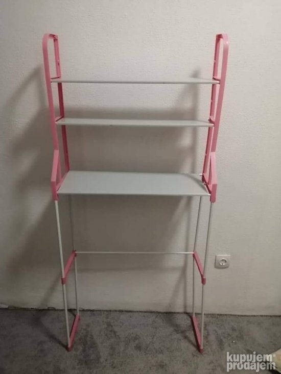 Kupatilska polica za organizovanje prostora iznad mašine za veš.