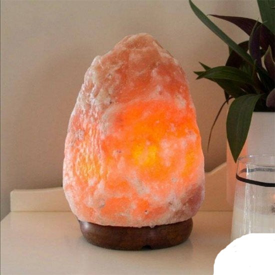 Slana lampa predstavljena kao proizvod za kućnu rasvetu.