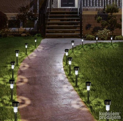 Baštenska solarna lampa koja se automatski uključuje uveče.