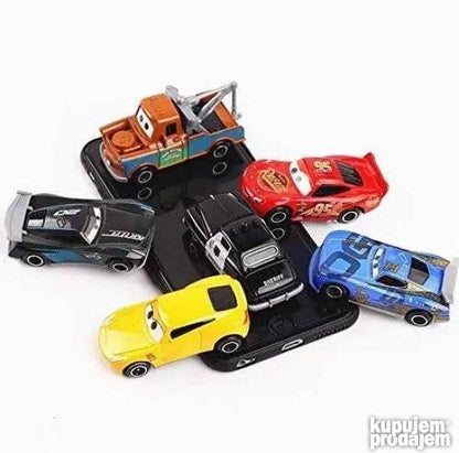 Set igračaka automobila za igru prikazan iz drugog ugla.