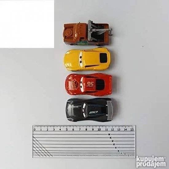 Automobili iz dečjeg seta igračaka prikazani na slici.