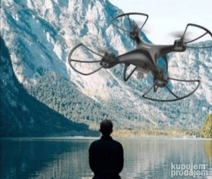 Dron F82 sa dvostrukom kamerom prikazan je kao uređaj za snimanje tokom leta.