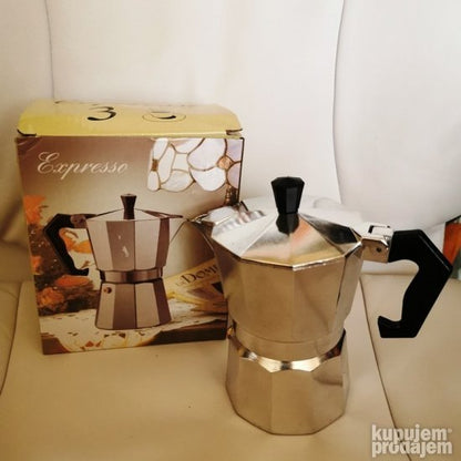 Posuda za pripremu kafe u moka pot stilu.