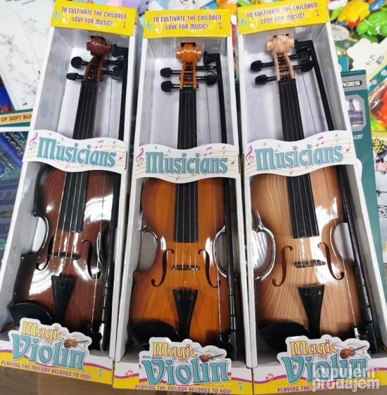 Dečja igračka u obliku violine predstavljena u jednom od tri modela.