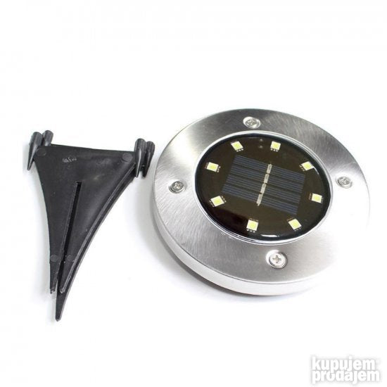 Solarna lampa sa ugrađenom baterijom koja se puni preko solarne ćelije.