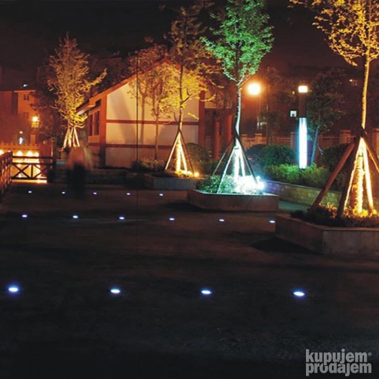 Solarna baštenska lampa sa LED diodama za dekorativno osvetljenje spoljnog prostora.