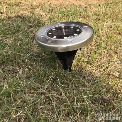 Jedna od četiri lampe iz kompleta, sa po osam svetlećih LED dioda.