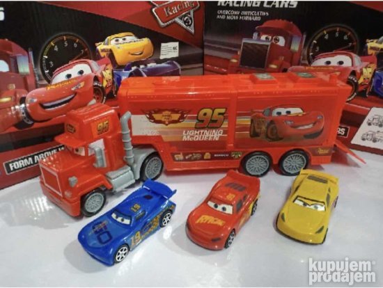 Kamion transporter uz koji dolaze tri mala automobila.