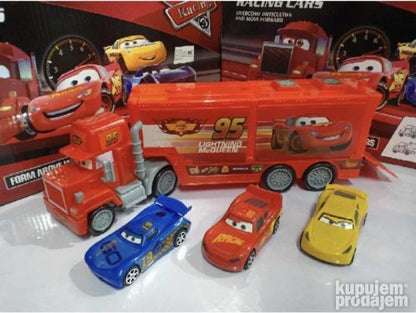 Kamion transporter uz koji dolaze tri mala automobila.