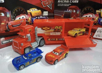 Kamion igračka sa tri mala trkačka automobila.