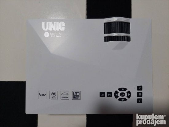LED projektor UC 46 sa Wi-Fi povezivanjem za reprodukciju sadržaja.
