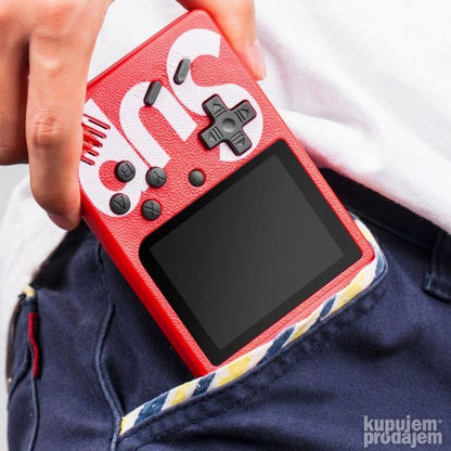 Mini konzola GAME BOX uz punjivu bateriju i kablove navedene u pakovanju.