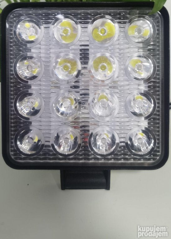 Prikazan je LED reflektor koji je dostupan u više snaga i oblika.
