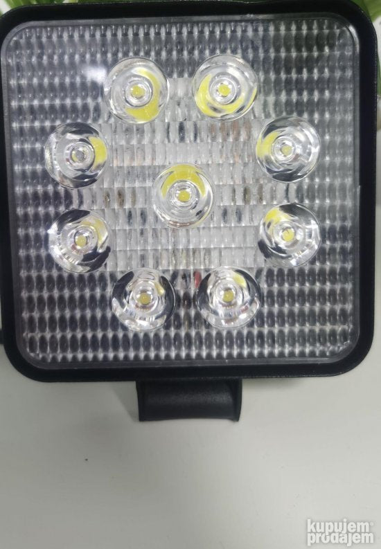 Na slici je prikazan LED radni reflektor namenjen za vozila.