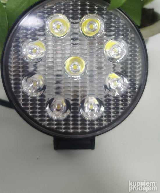 Na fotografiji se vidi radni LED reflektor za napajanje od 12 V ili 24 V.