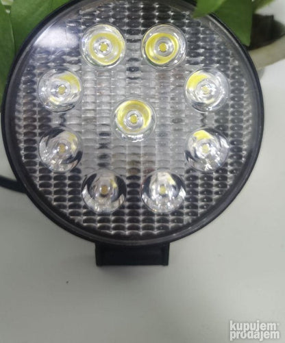 Na fotografiji se vidi radni LED reflektor za napajanje od 12 V ili 24 V.