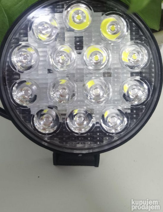 LED far za radnu upotrebu prikazan je kao deo opreme za vozilo.