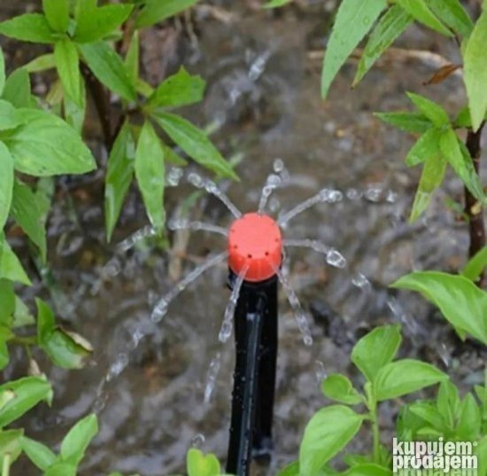 Sistem za raspršivanje vodene magle namenjen upotrebi na otvorenom.