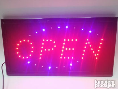 LED reklama prikazuje oznake OPEN i CLOSE.