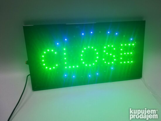 LED tabla sa natpisima OPEN i CLOSE za prikaz izabrane oznake.