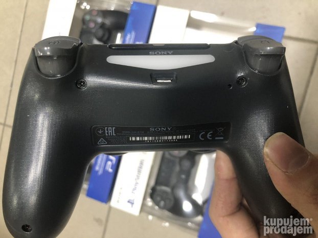 Crni kontroler PRODAVANI namenjen upotrebi uz PS4 prikazan je na slici.