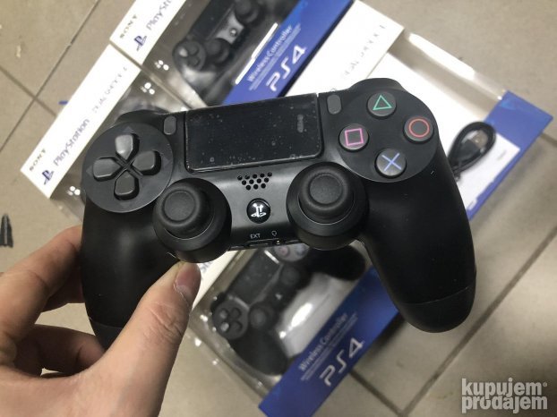Slika prikazuje bežični kontroler za PS4 u crnoj boji.