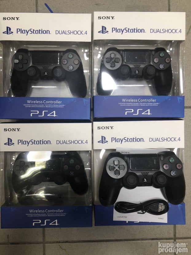 Na slici je prikazan crni bežični kontroler za PS4.