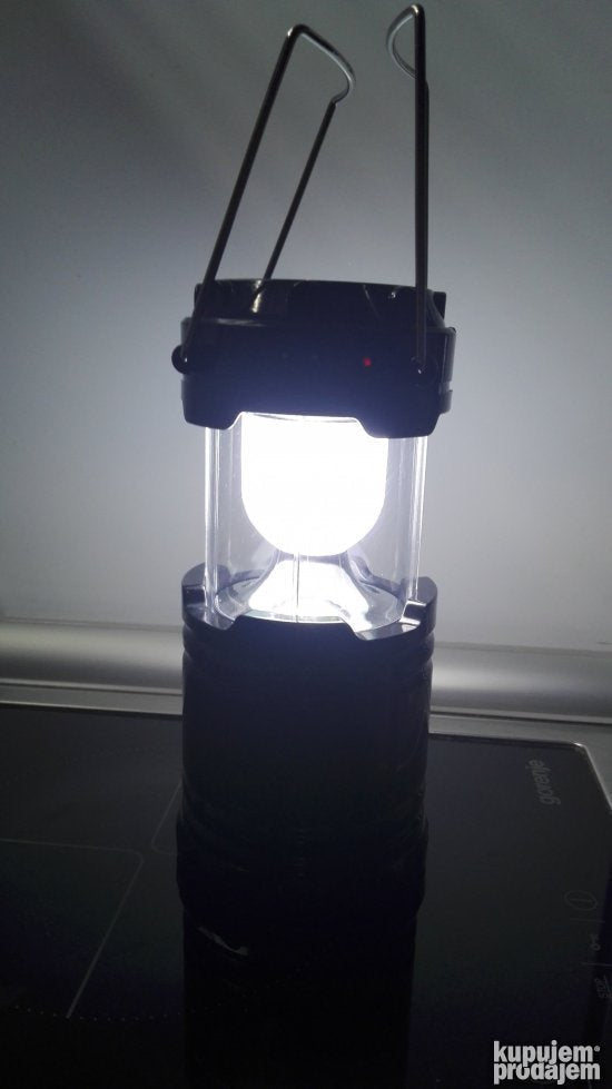 Fenjer sa solarnim panelom može da se puni i preko USB priključka.